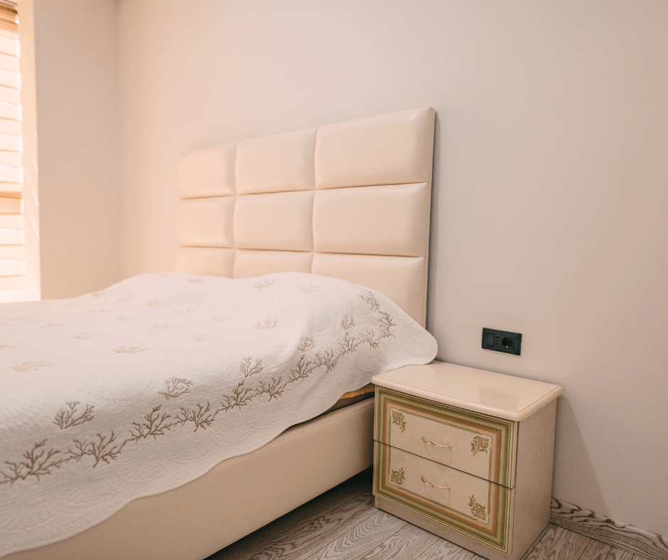 Συναρμολόγηση κομοδίνου Συναρμολόγηση κομοδίνου